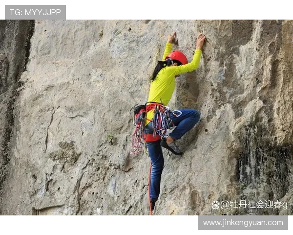 成都攀岩队的默契配合与技巧揭秘共同攀登高峰的精彩瞬间 成都攀岩队的默契配合与技巧揭秘共同攀登高峰的精彩瞬间