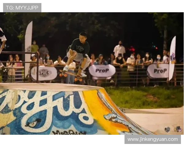 杭州飞盘队在世界滑板锦标赛中展现出卓越灵活性与团队协作能力的精彩表现