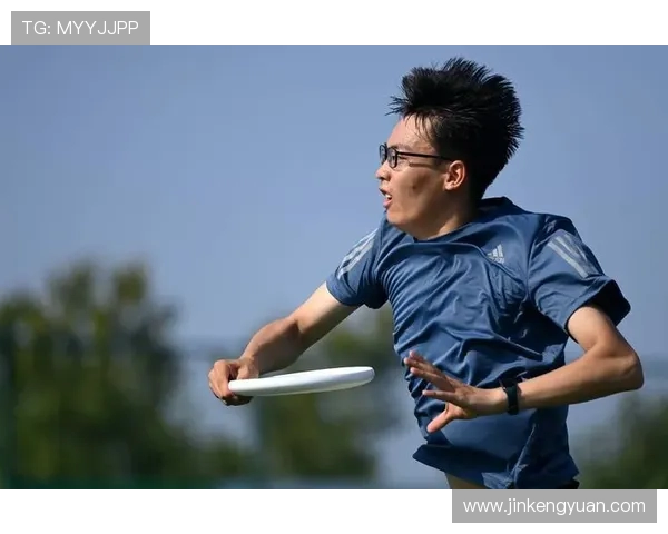 飞盘战术解析：探秘北京飞盘队的边路渗透与进攻体系